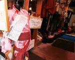 mencari souvenir seperti kimono dan beraneka barang khas mencari souvenir seperti kimono dan beraneka barang khas