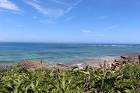 Pantai di Okinawa khas dengan lautnya yang dangkal dan berwarna biru jernih
