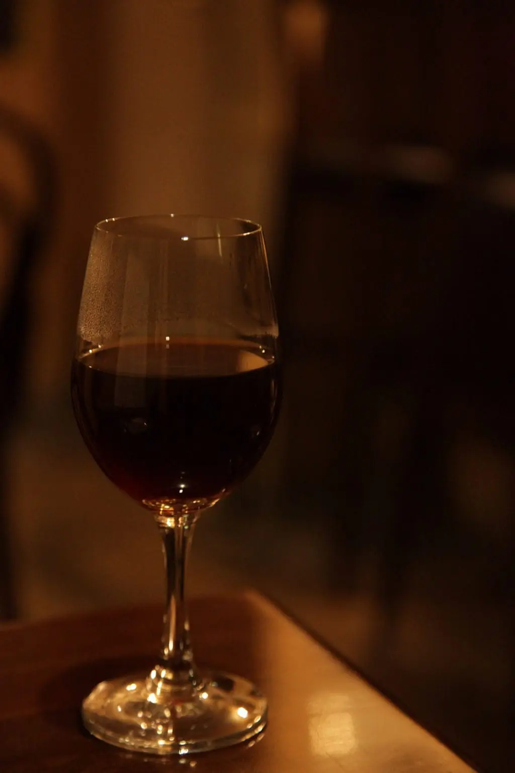 ワイン(wine)グラスで コーヒー(coffee)を 飲(の)みます。高円寺(こうえんじ)の 喫茶店(きっさてん) 「喫茶(きっさ)生活(せいかつ)」