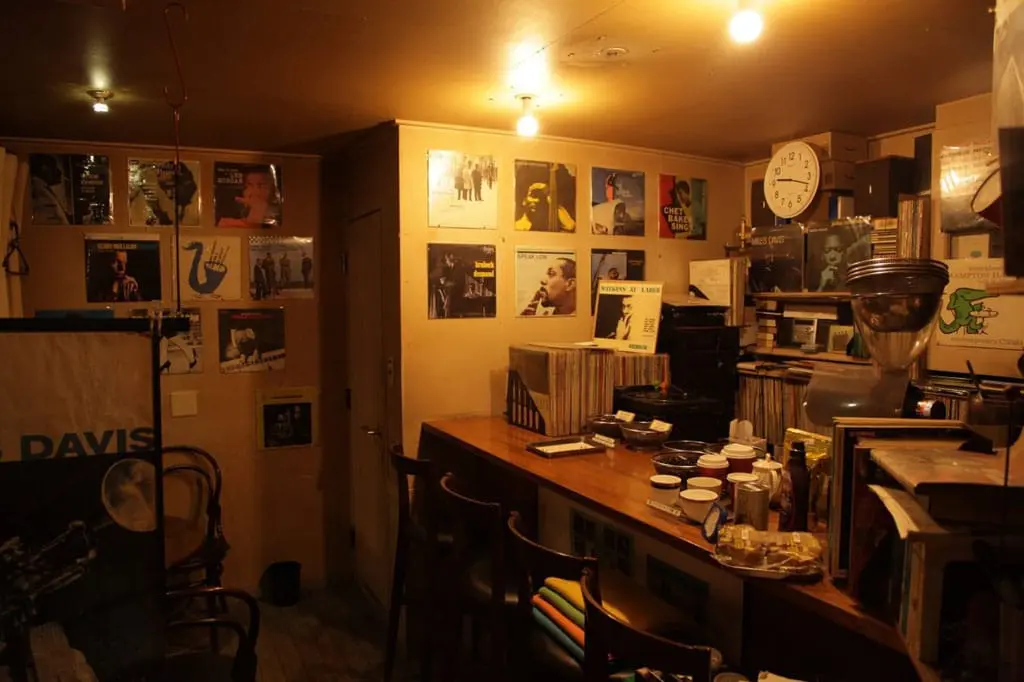 ワイン(wine)グラスで コーヒー(coffee)を 飲(の)みます。高円寺(こうえんじ)の 喫茶店(きっさてん) 「喫茶(きっさ)生活(せいかつ)」