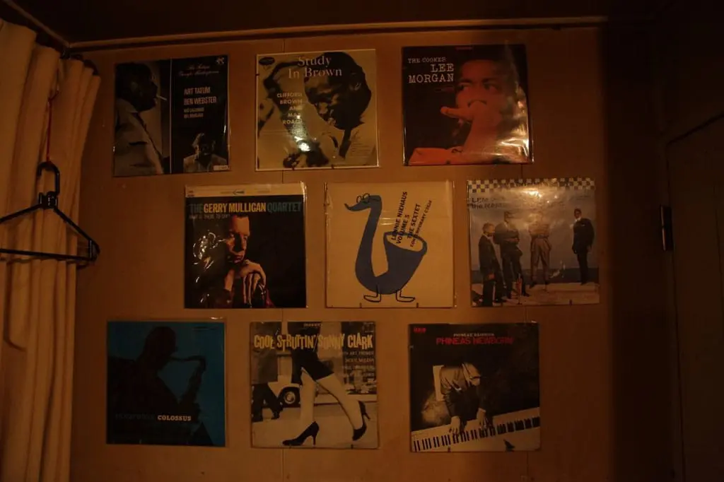 ワイン(wine)グラスで コーヒー(coffee)を 飲(の)みます。高円寺(こうえんじ)の 喫茶店(きっさてん) 「喫茶(きっさ)生活(せいかつ)」