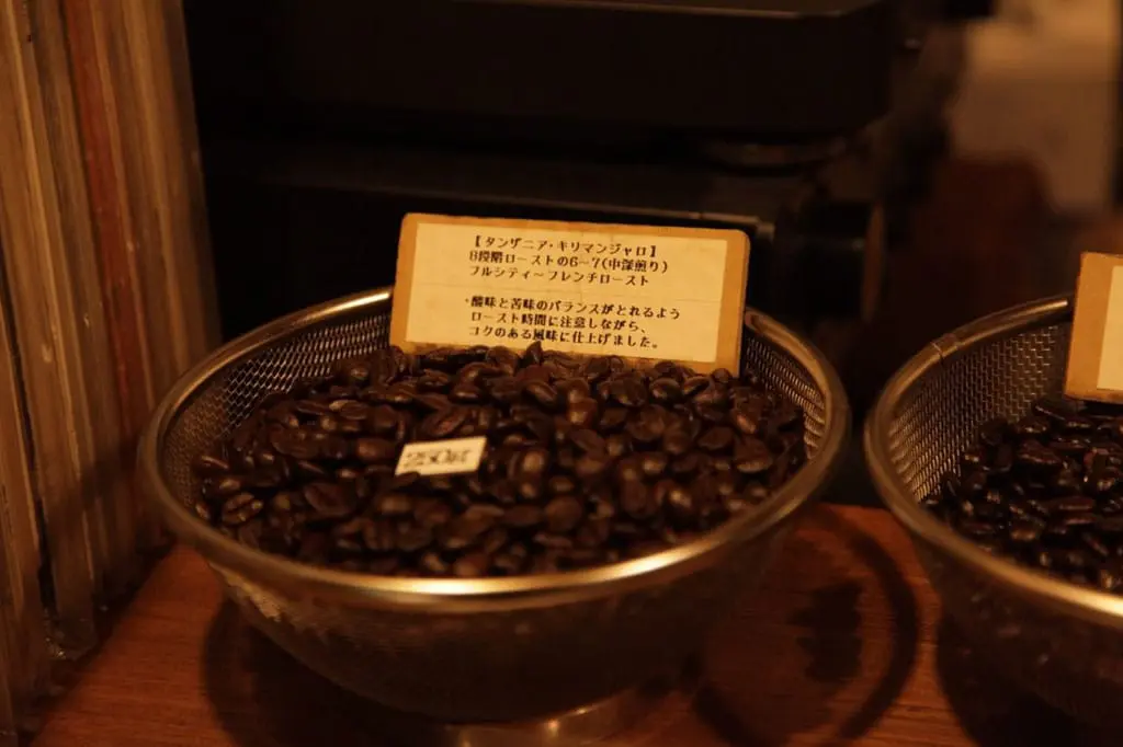 ワイン(wine)グラスで コーヒー(coffee)を 飲(の)みます。高円寺(こうえんじ)の 喫茶店(きっさてん) 「喫茶(きっさ)生活(せいかつ)」