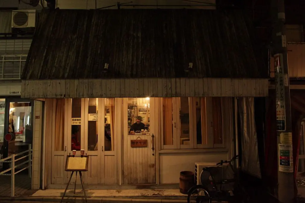 ワイン(wine)グラスで コーヒー(coffee)を 飲(の)みます。高円寺(こうえんじ)の 喫茶店(きっさてん) 「喫茶(きっさ)生活(せいかつ)」