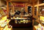 奥野かるた店の店内