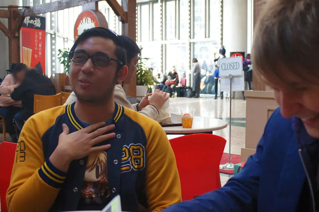 オタクの質問に対して楽しげに答える納比爾