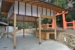 東迴廊外に設けられた御蓋山浮雲峰遙拝所