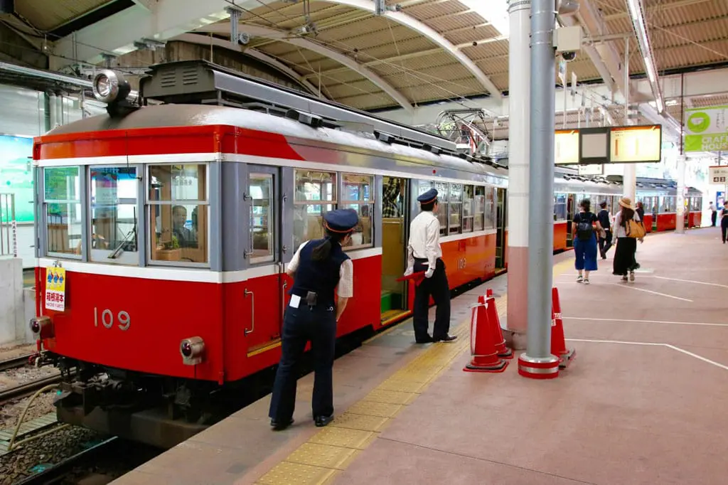 ไกด์นำเที่ยวฮาโกเนะอันเลื่องชื่อเรื่องออนเซ็นและธรรมชาติอันอุดมสมบูรณ์