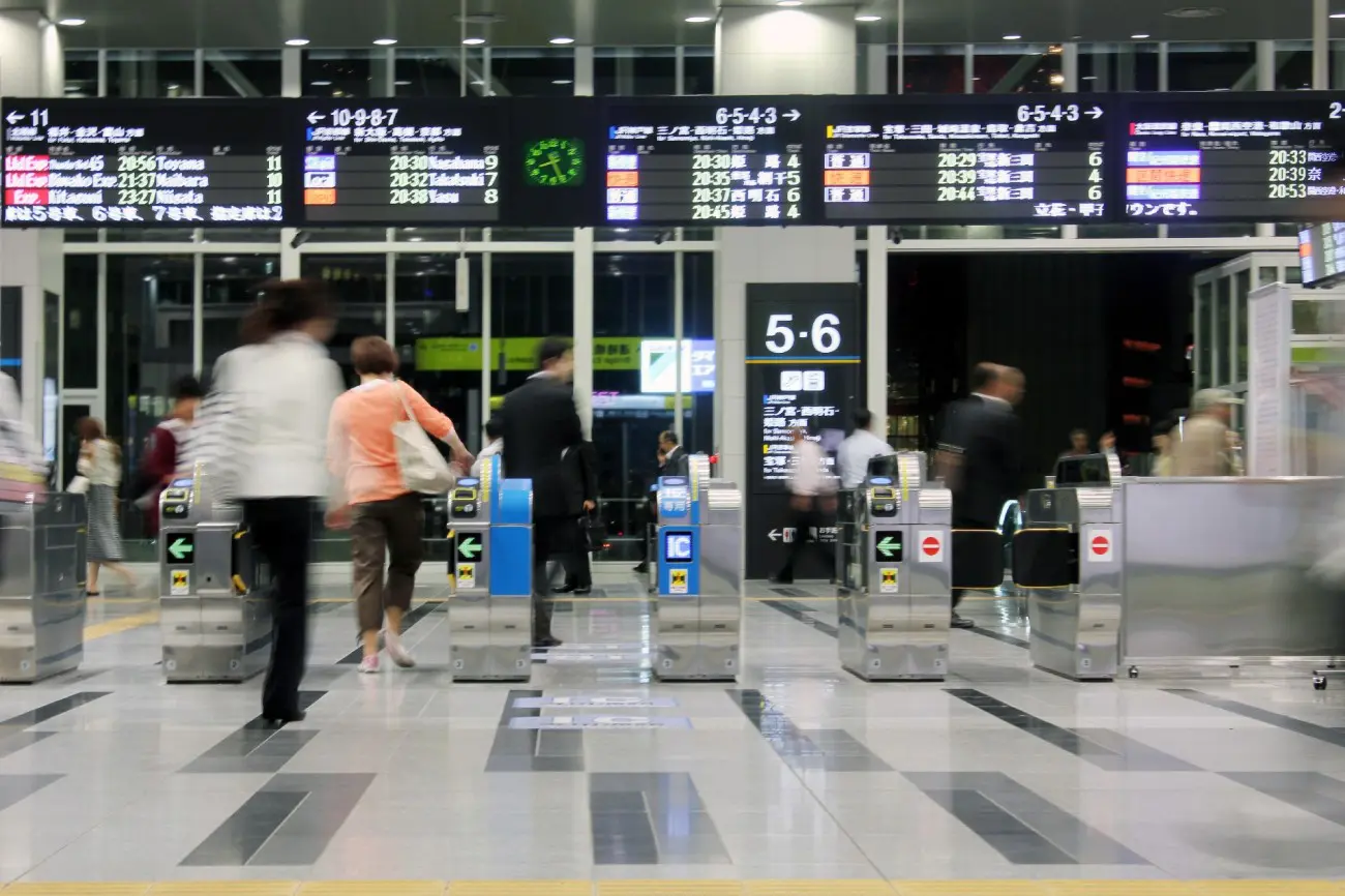 japan crowd station 160823a