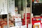 "Maneki-neko" được bán ở nhiều nơi
