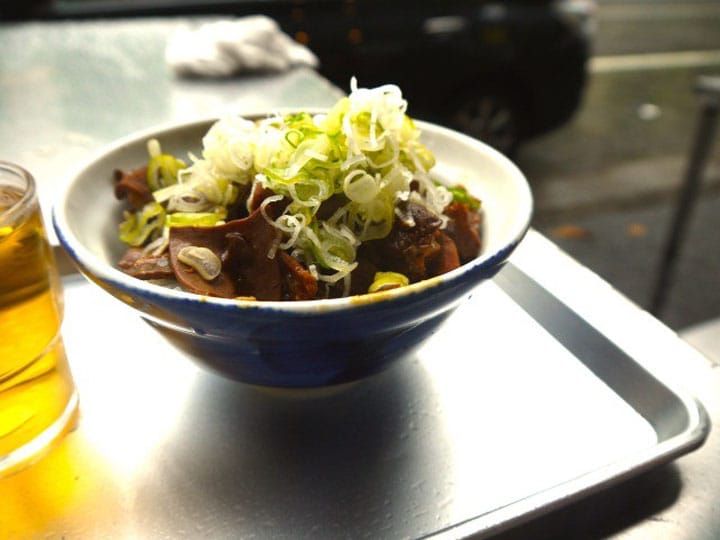 Tsukiji: Bukan Hanya Sushi, Horumon-don di Kedai