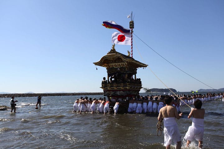 在大海之中眾多男性拉著山車的蒲郡市「三谷祭」是什麼樣的?