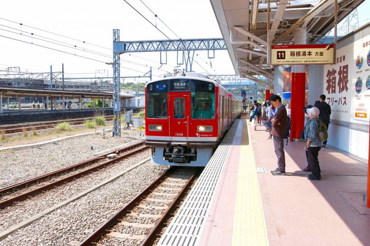 箱根の四季を感じる列車、「箱根登山鉄道」の旅