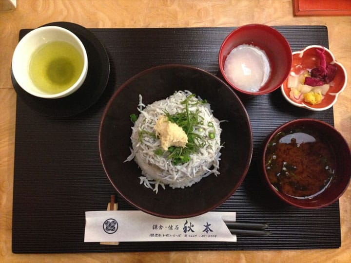 知道小沙丁鱼盖浇饭的美味吃法吗?能同时享用镰仓食材的饭店“秋本”