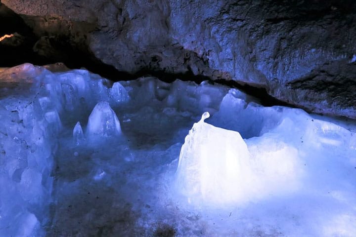 ひんやり涼しい天然の冷蔵庫「富岳風穴」で洞窟を周遊