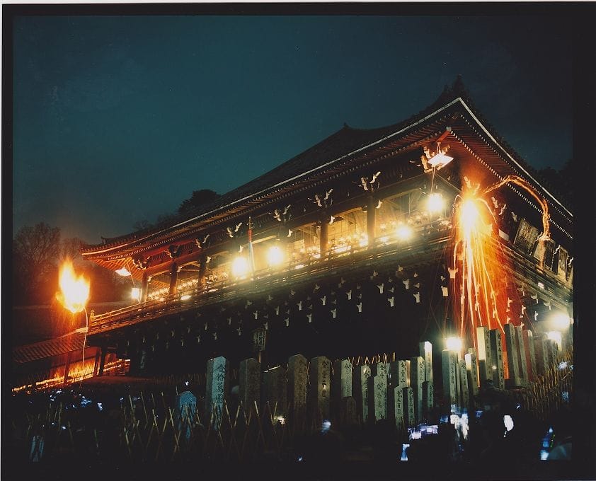 被松明火焰包圍的奈良東大寺!宣告春天來臨的儀式「修二會(取水、御松明)」