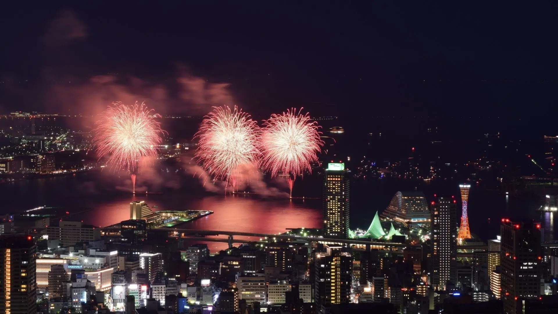 神戶港開港150周年，2017年8月5日15000發煙火閃耀整個神戶港！