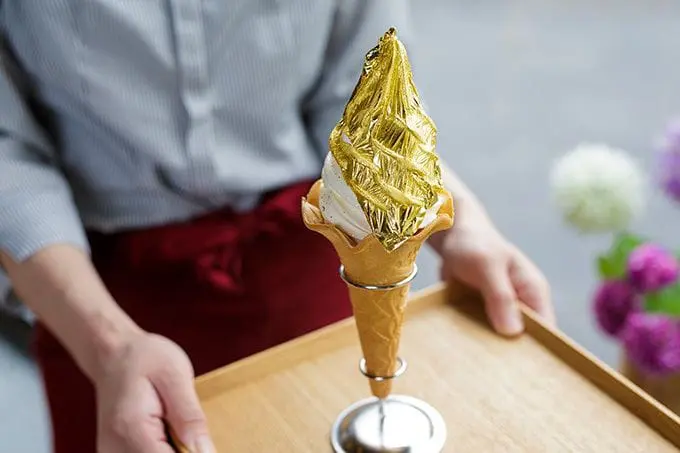 用一隻冰淇淋的時間來金光閃閃！豪氣萬千的金箔冰淇淋