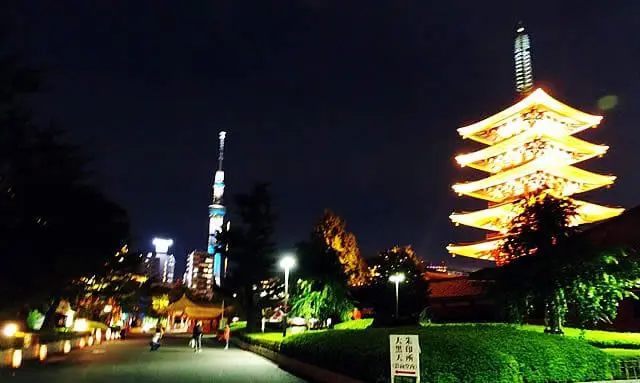 不只充满力道的三社祭，浅草也有优雅的夜间祭典“灯笼祭”喔！