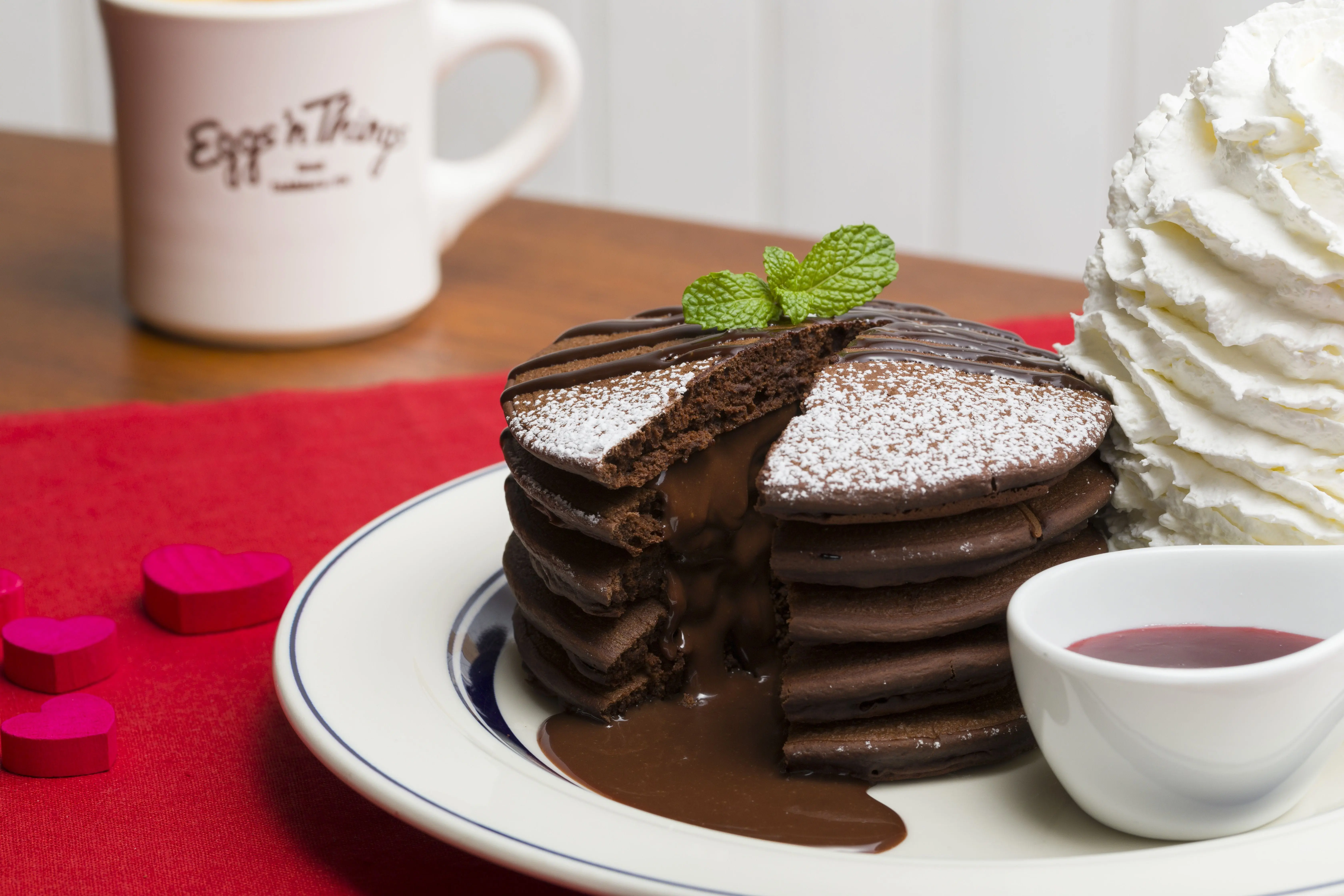 獻給情人的巧克力饗宴，日本鬆餅「Eggs 'n Thing」期間限定「熔岩巧克力鬆餅」