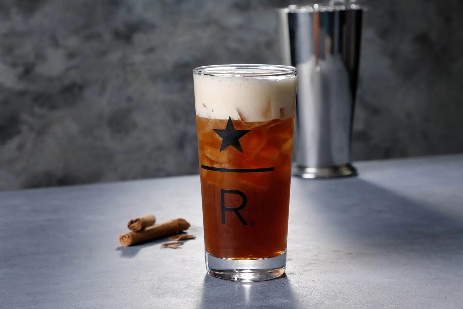 เมนูแปลกใหม่ Starbucks ญี่ปุ่น! เมื่อน้ำอัดลมมาเจอกับกาแฟเย็น!