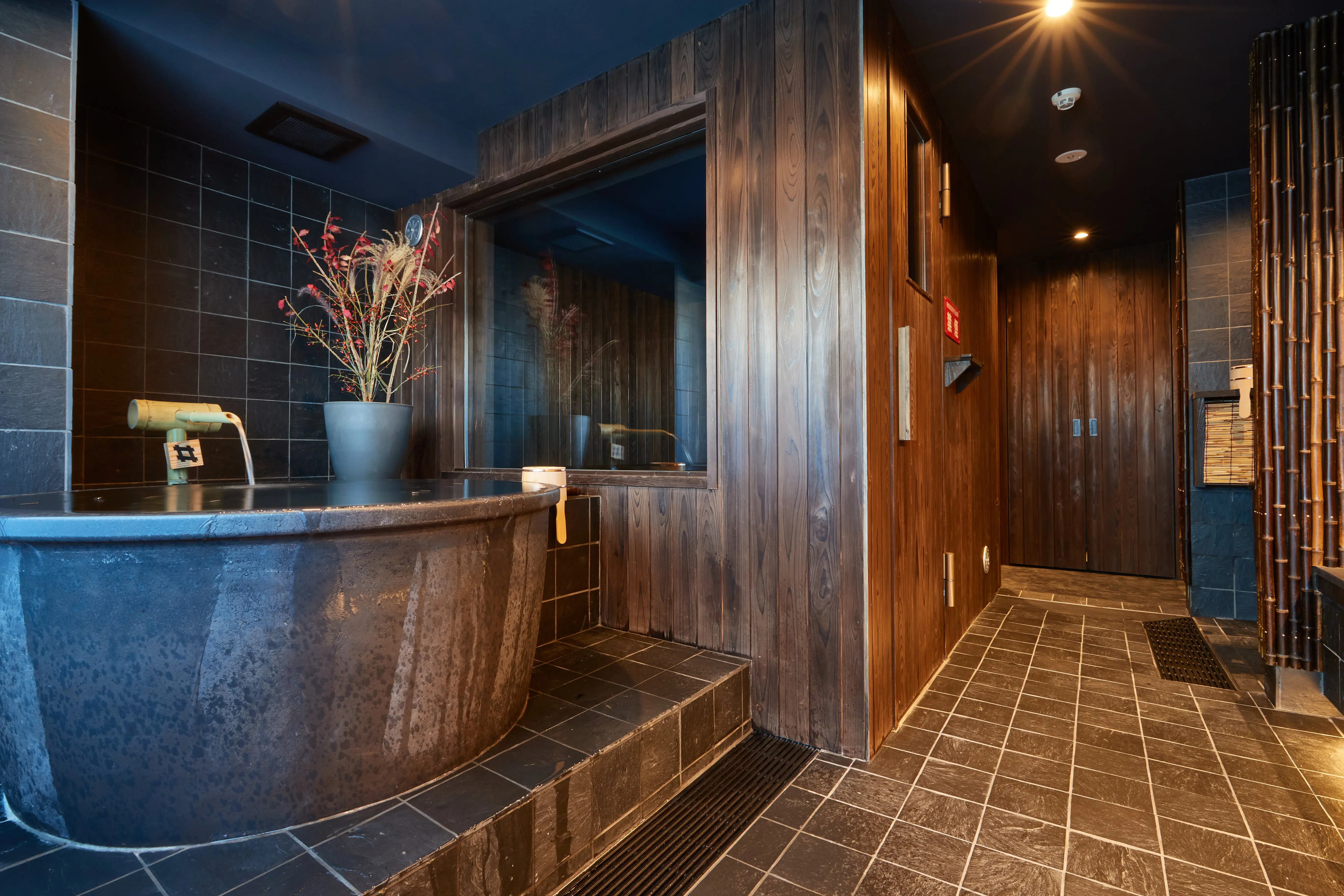 鎌倉站旁新開幕「KAMAKURA HOTEL」來杯日本酒，再到屋頂擁抱星空！