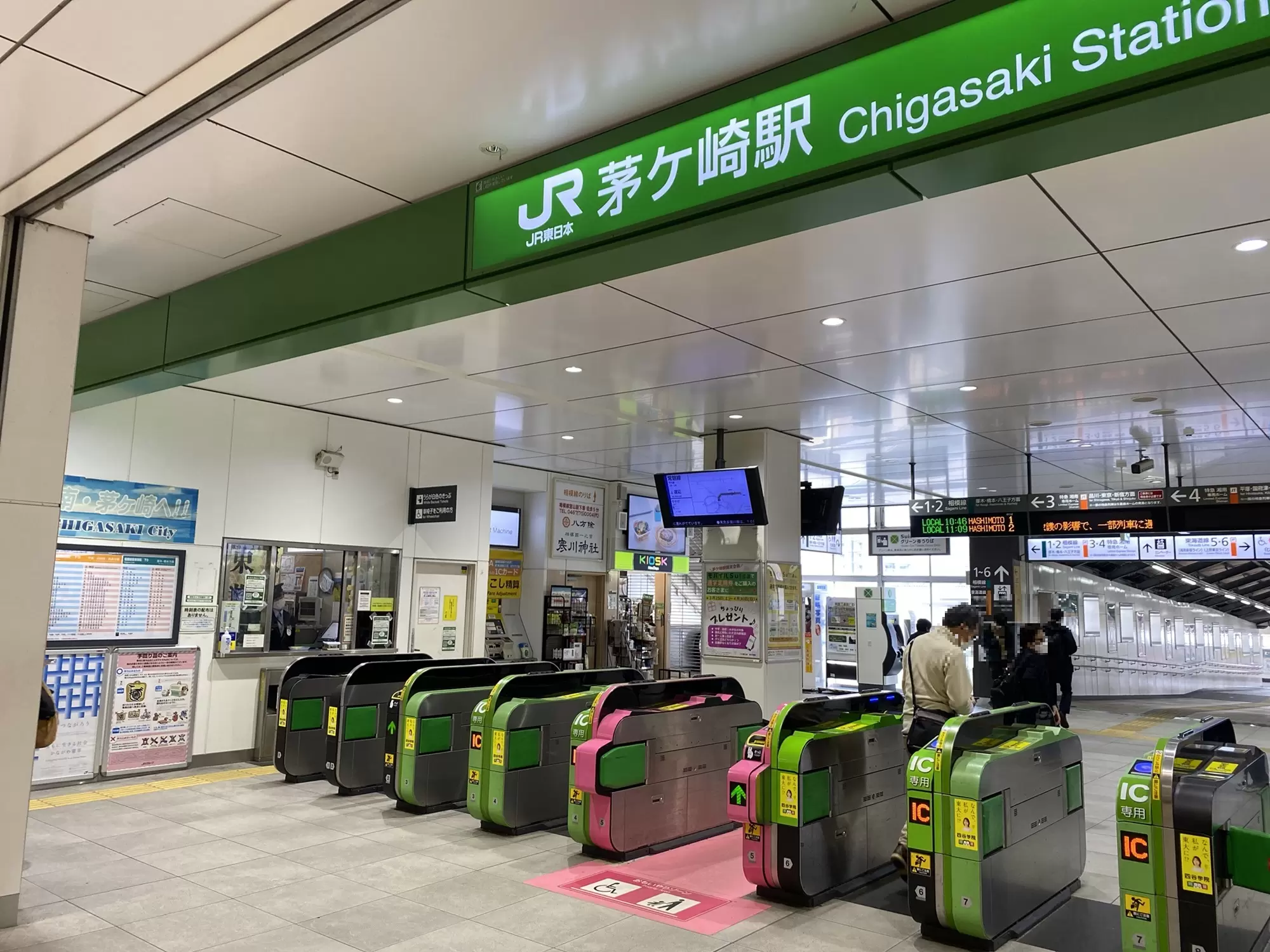 ที่สถานี JR East บางสถานี มีบริการเช่าที่ประตูตรวจตั๋วที่มีพนักงานดูแล<br /> 