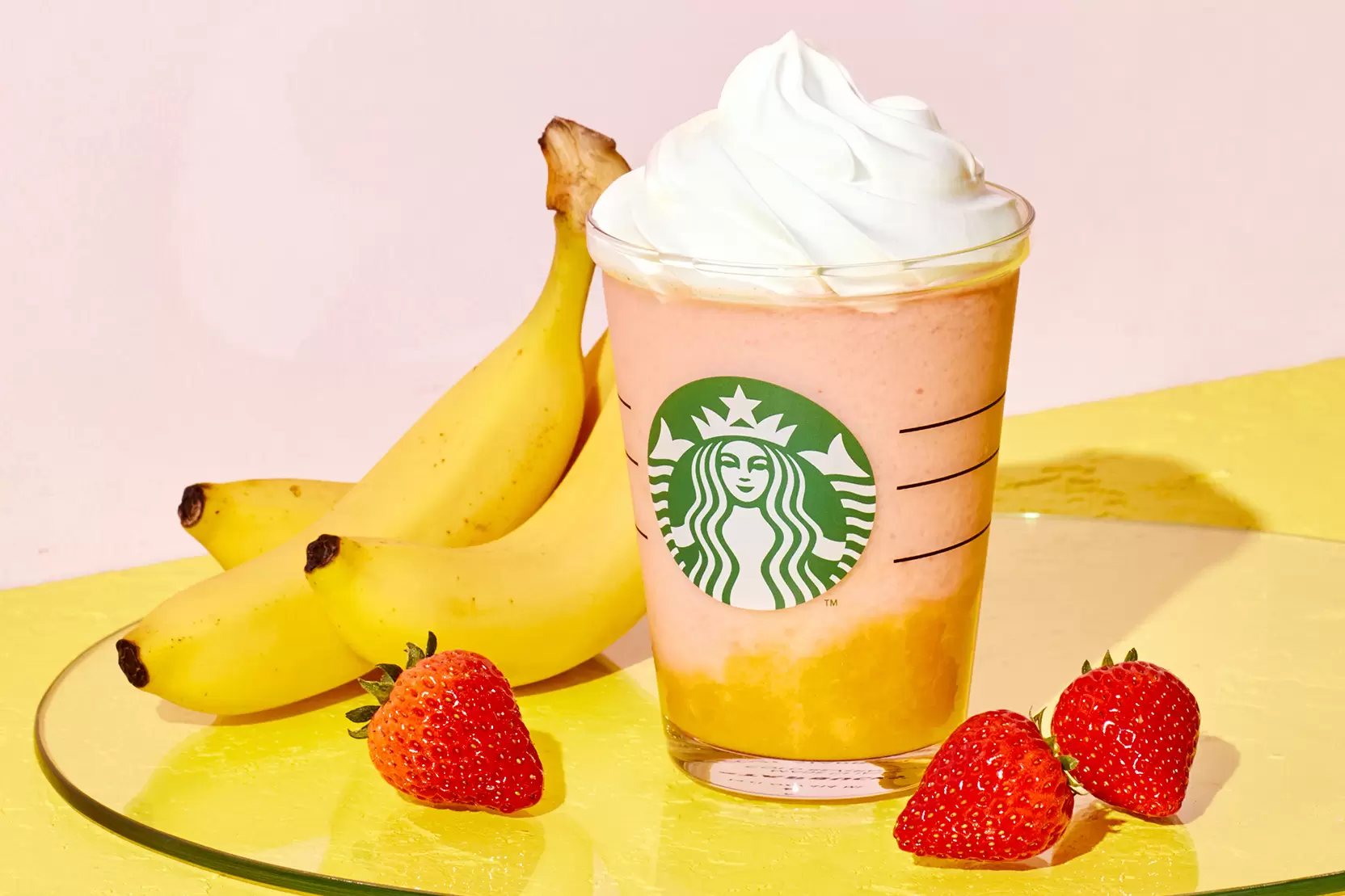 來杯可以喝的飲料吧！星巴克「草莓香蕉星冰樂」清爽登場