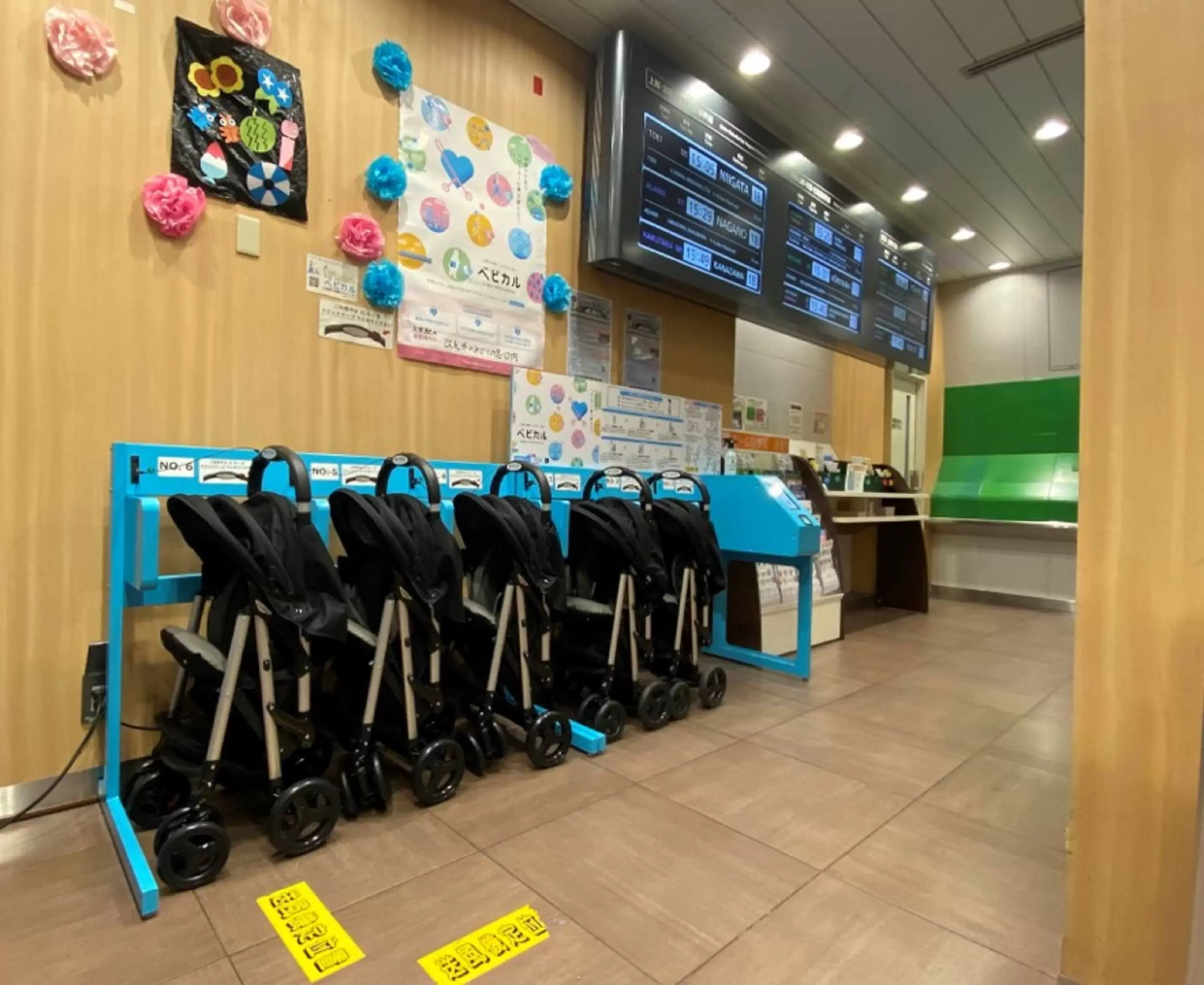 เครื่องให้เช่าไร้คนขับที่ติดตั้งที่สถานีในโตเกียวและโอซาก้า<br /> 