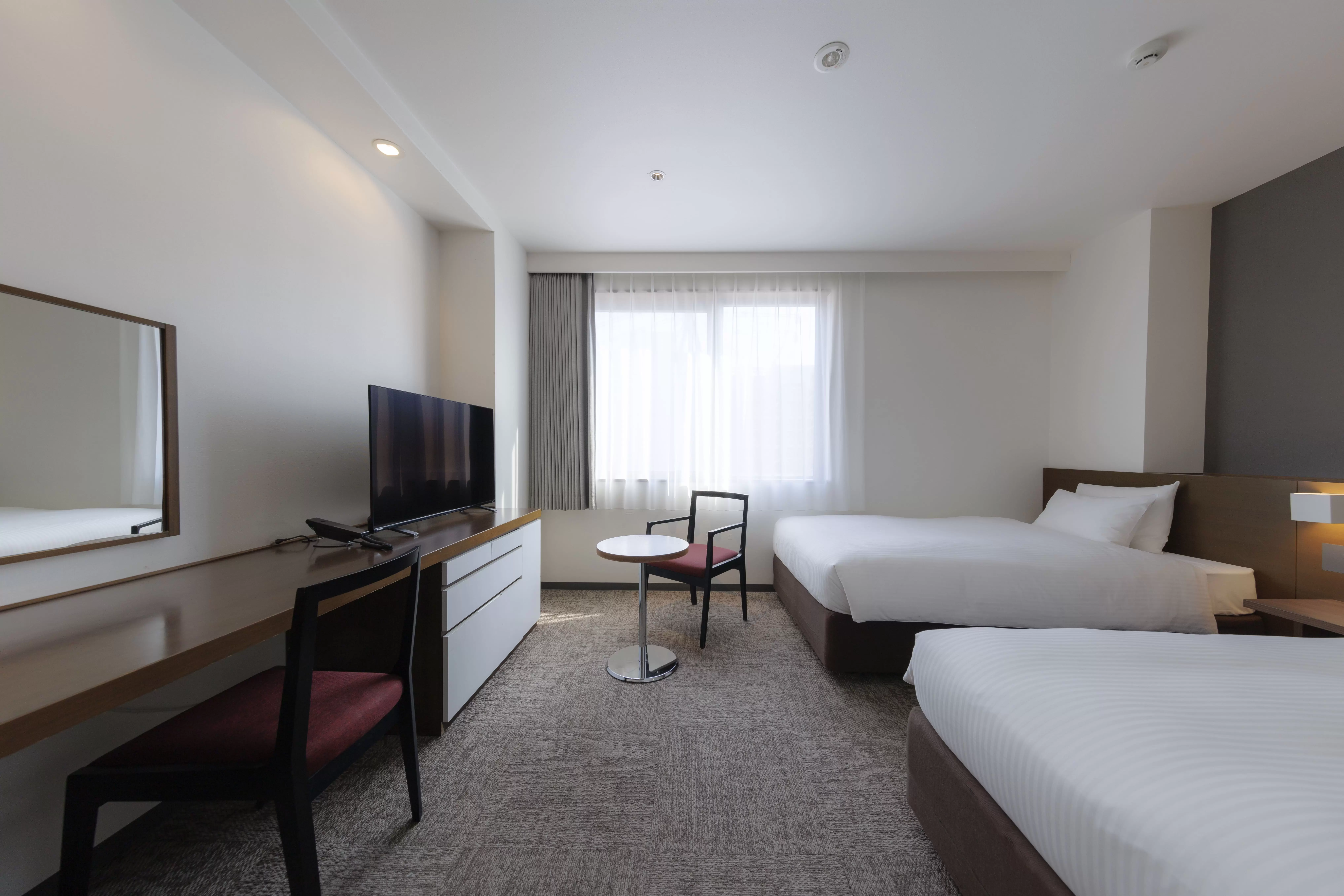 อาคารเหนือสุดเก๋มีโต๊ะเขียนหนังสือกว้างขวาง<br /> 