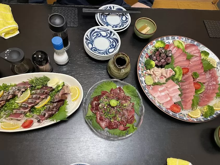 First, enjoy Ainan Town's cuisine at an izakaya. I highly recommend trying the fresh sashimi!<br /> 