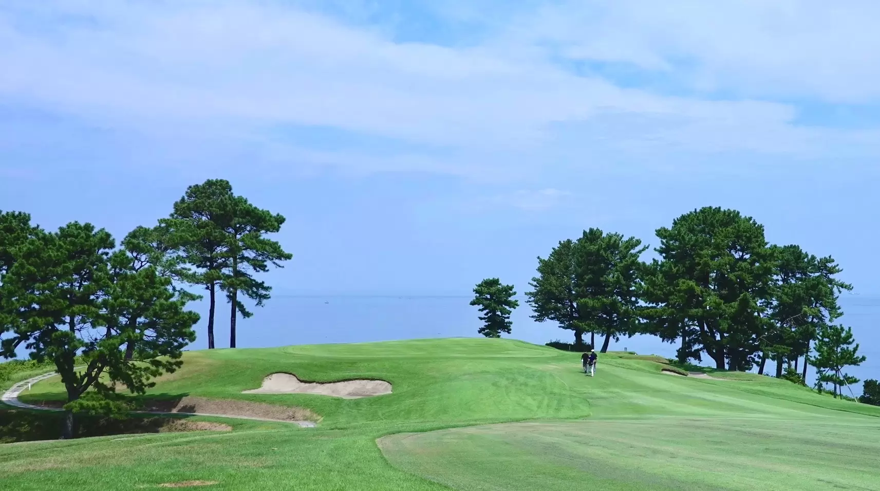 The 7th hole offers a view of Osaka Bay<br /> 
