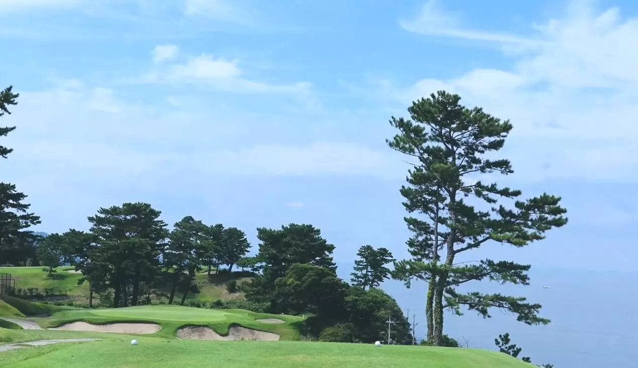 The 14th hole has a green surrounded by bunkers<br /> 