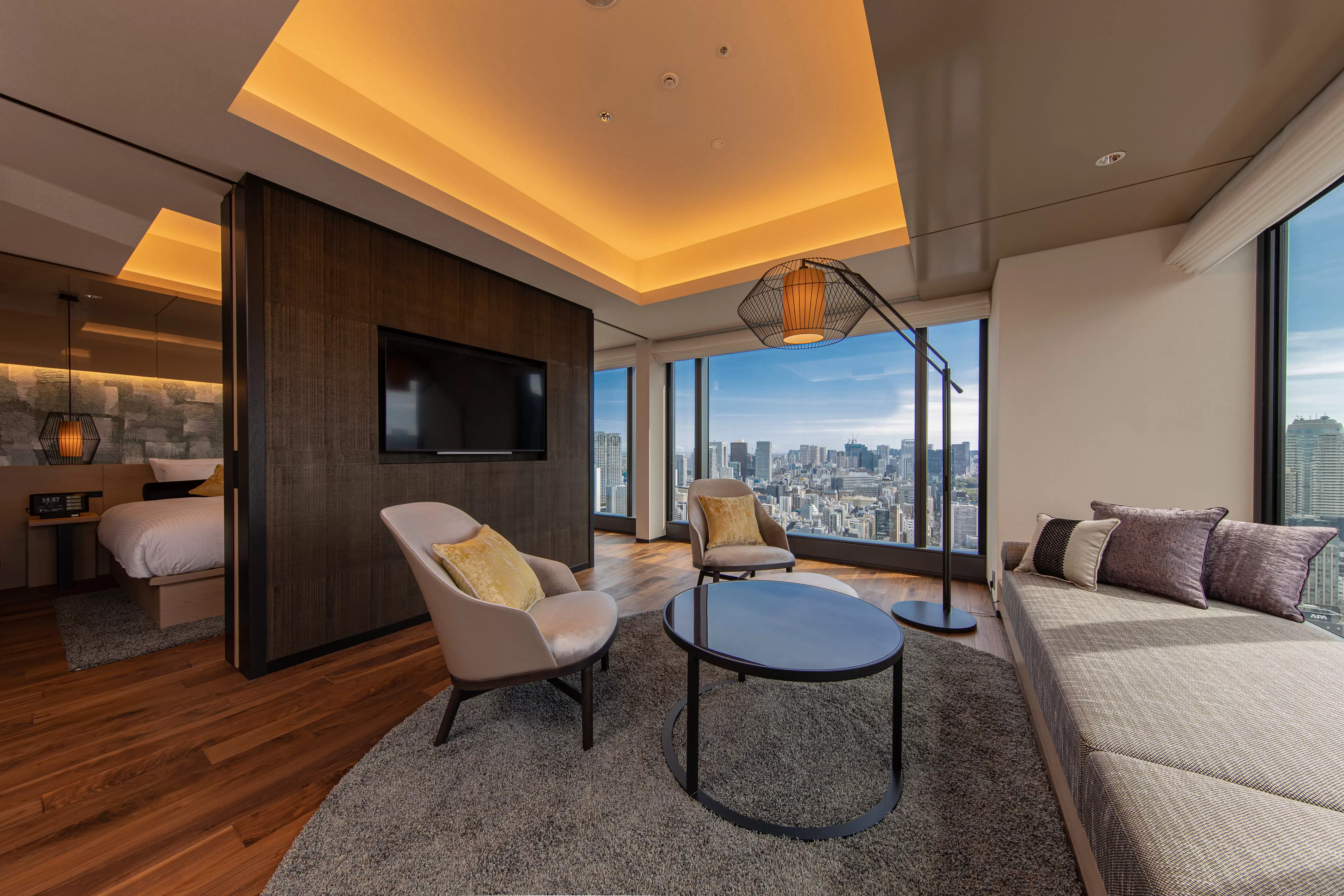 HIBIYA Suite (King) Room...Corner rooms on the 25th to 27th floors.<br />