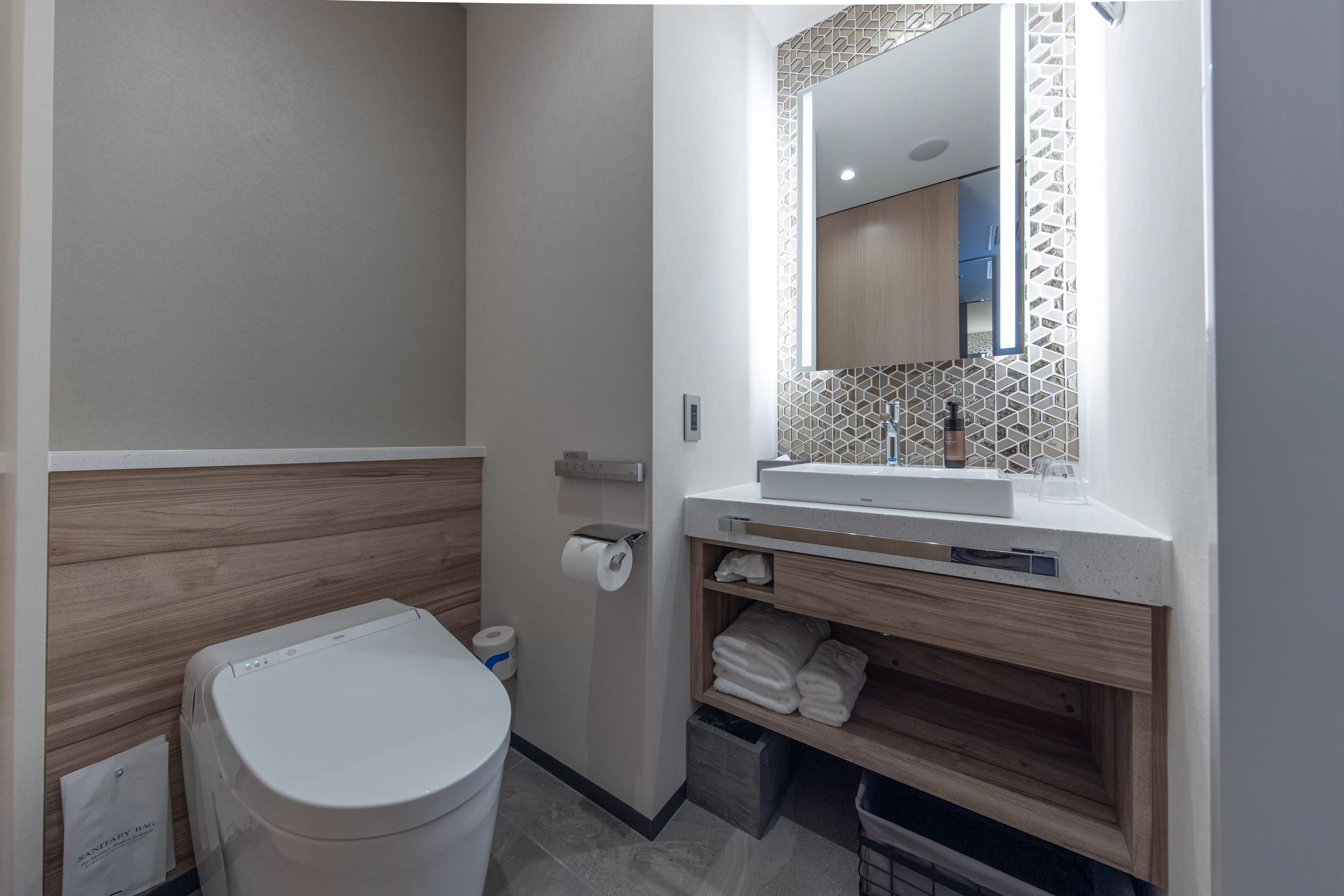 Superior double room...bathroom with washing area. A well-equipped environment perfect for tourists and business guests.<br />