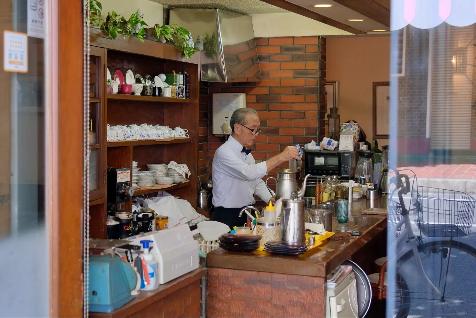 ภายในร้านมารูอุเมะและเจ้าของกำลังชงกาแฟ<br /> 