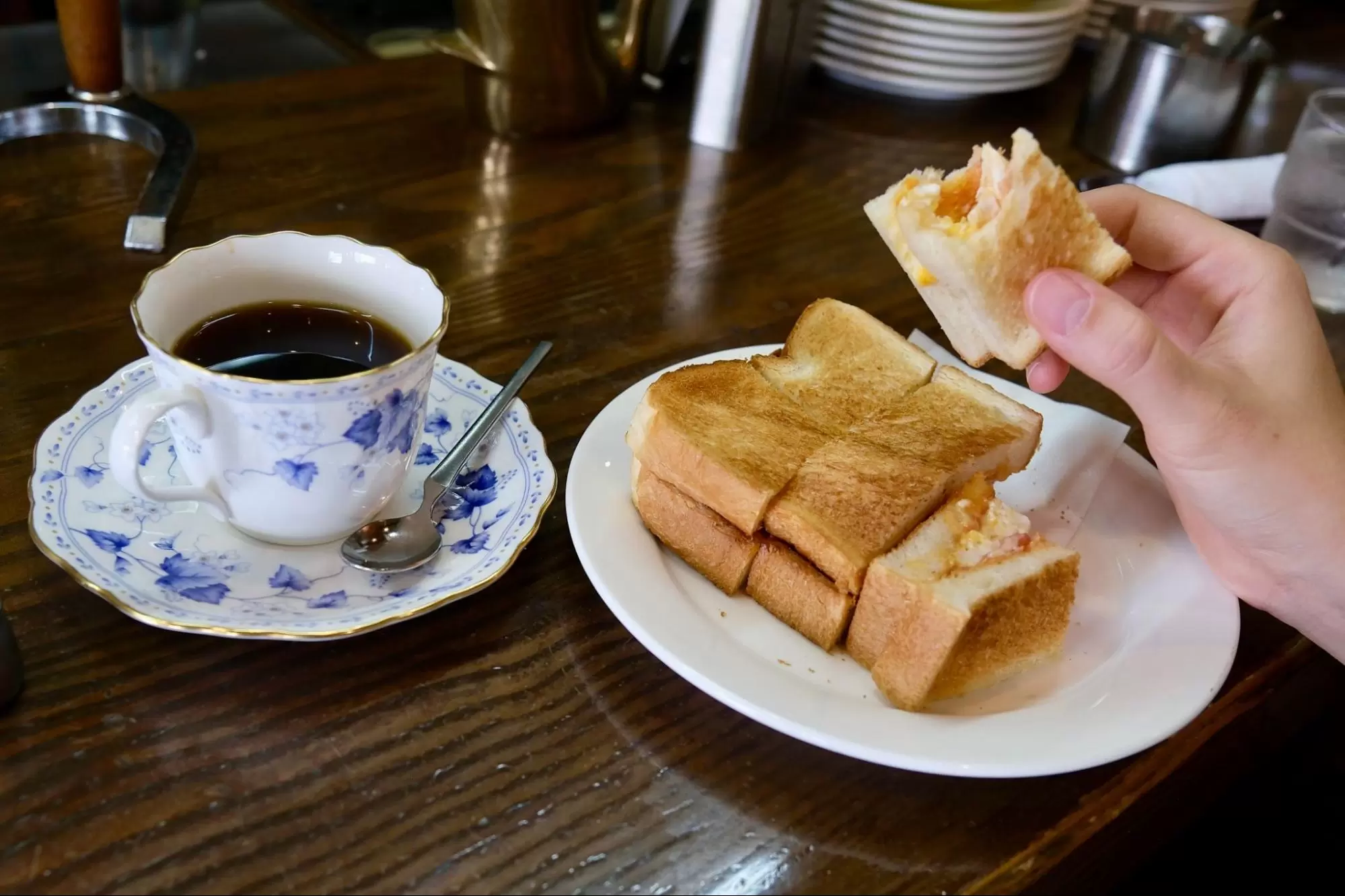 กาแฟไซฟอนจาก Cafe Maruume และแซนด์วิชไข่นุ่มละลายในปาก<br /> 