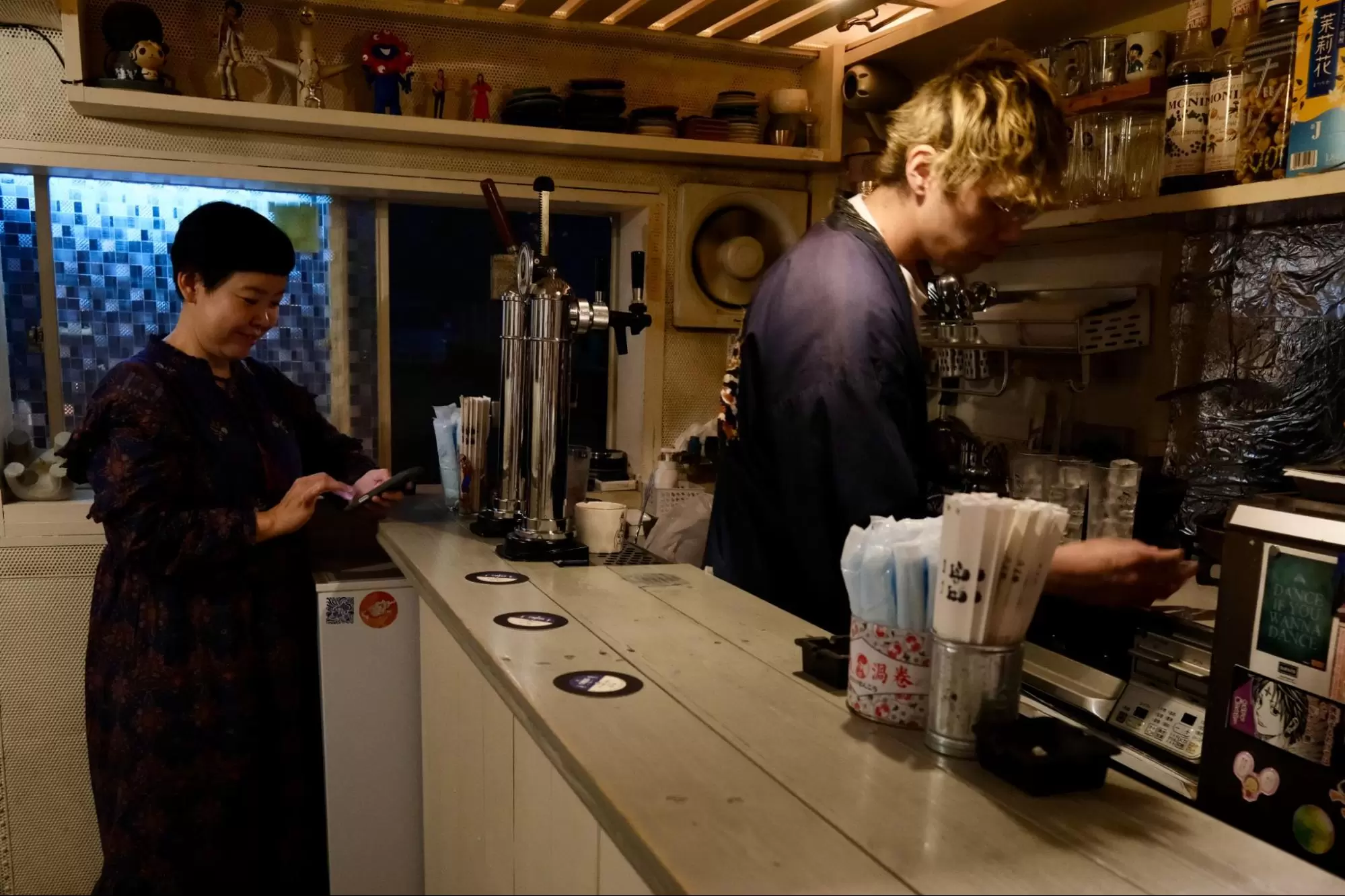 ชิเงะซัง ไกด์ของเราพาเราไปที่ร้านอาหารท้องถิ่นที่มีเสน่ห์บางแห่งของซูโมโตะ<br /> 