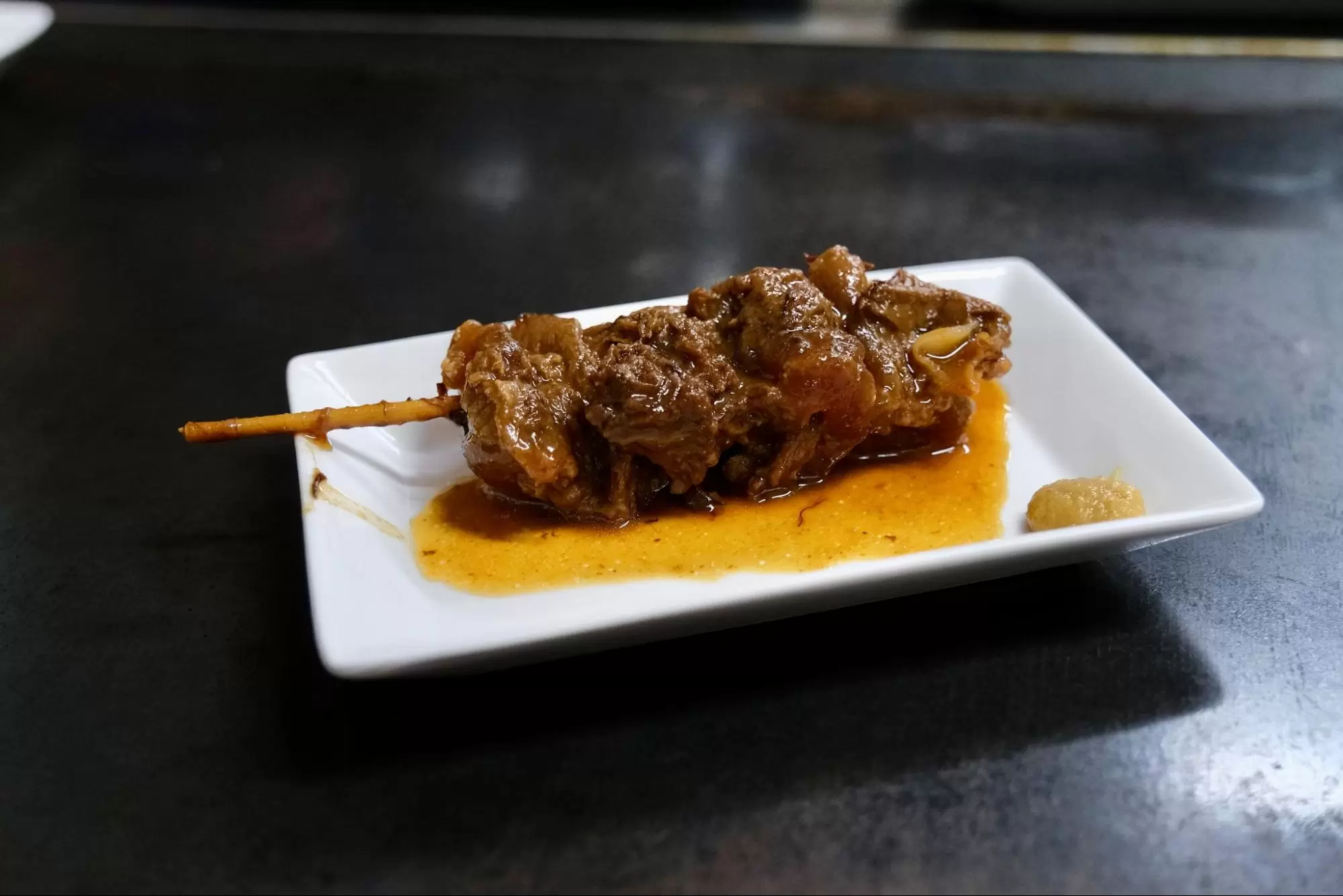 เอ็นเนื้อเสียบไม้รสเด็ดของ "Coffee & Okonomiyaki Tanigawa"<br /> 