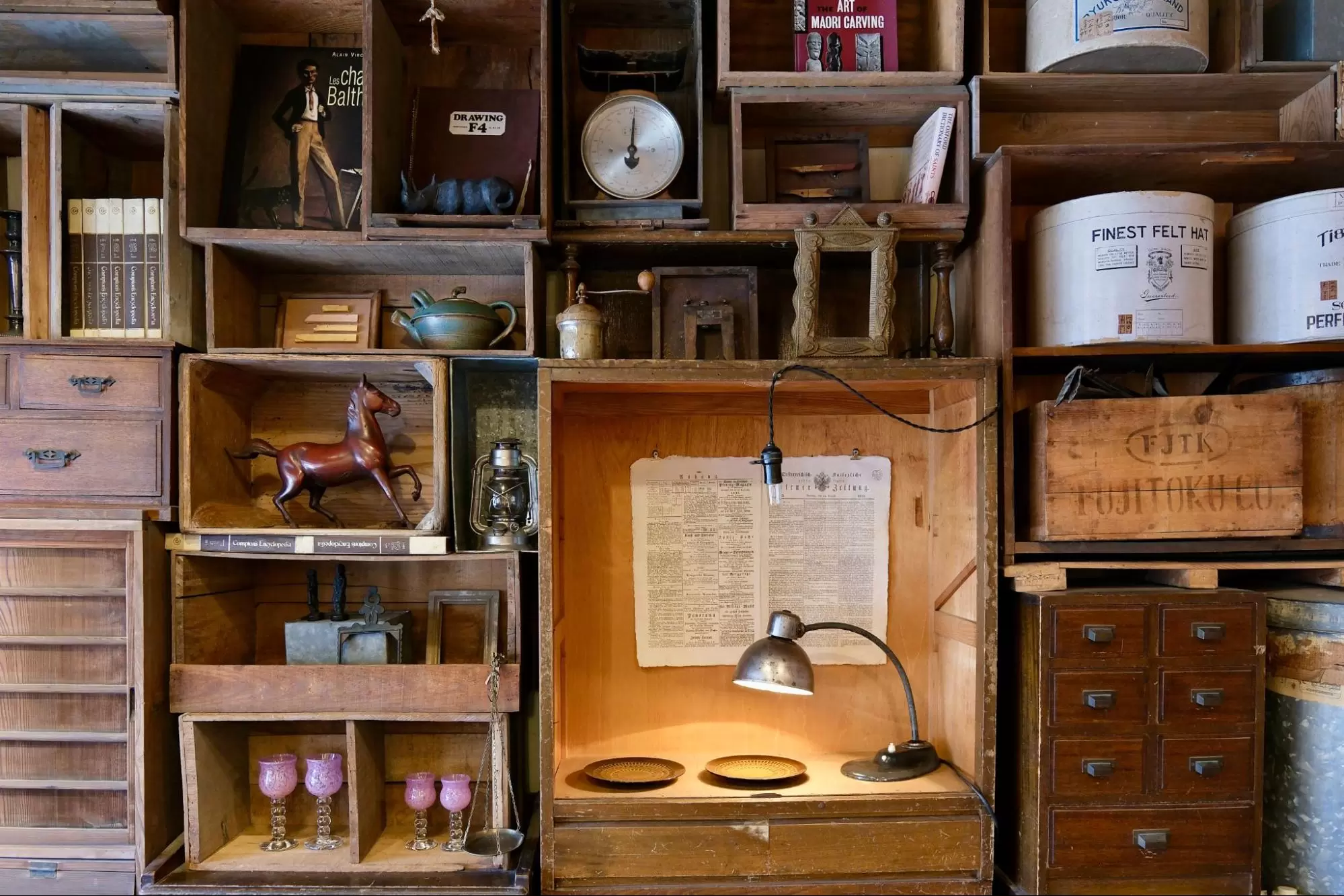 ชั้นวางของอันน่าดึงดูดใจของ GARŌ เรียงรายไปด้วยภาชนะบนโต๊ะอาหารอันสวยงามจากญี่ปุ่นและต่างประเทศ<br /> 