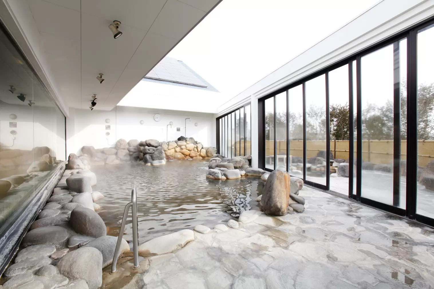 Rivertopia Yoshioka 是一个天然温泉，其水源来自地下 1300 米处涌出的碱性泉水。<br /> 