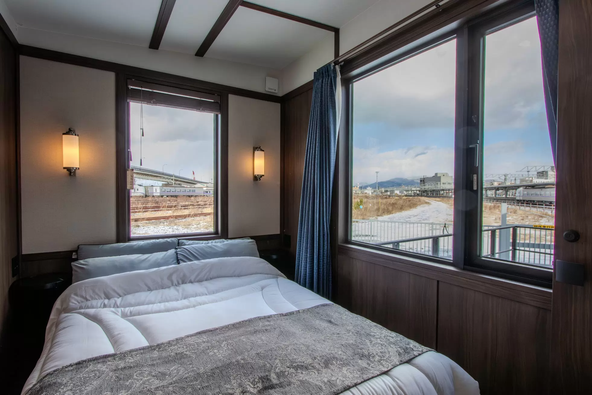 直接在月台旁過夜！「JR Mobile Inn 函館」把拖車屋變身絕美列車觀景房