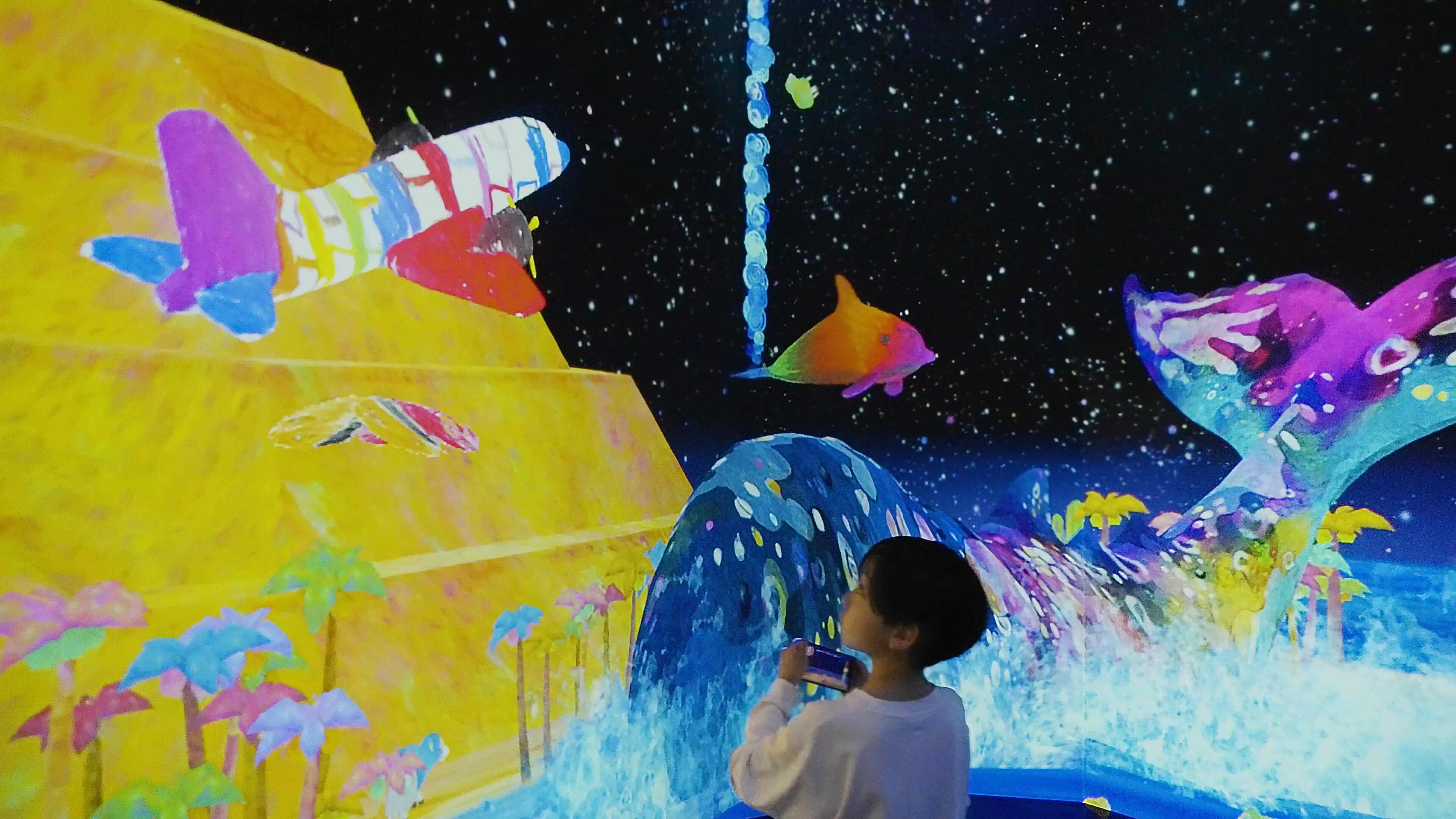 就在成田機場旁！3/20起「teamLab 繪圖環世界」開幕，畫的東西都飛起來了