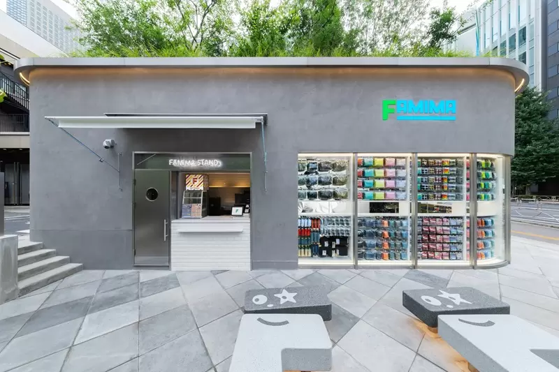 店外就能買咖啡、店裡有試衣間？！日本全家首間旗艦店「FAMIMA PARK AZABUDAI」登場