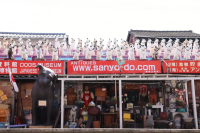 A unique spot in Kurashiki Bikan Historical Quarter! Nipper dogs lined up on the roof of Sanyodo and four mini museums