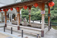 Enjoy a walk around the footbaths at Yubara Onsen with some food in hand.  (Maniwa City)