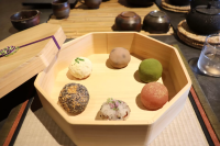 在岡山城和後樂園附近的초라쿠도 (Chorakudo)，體驗高品質的日式點心和抹茶。