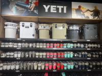 สินค้า YETI หลากหลายชนิดให้เลือกมากมาย! นอกจากนี้ยังมีของที่ระลึกให้เลือกซื้อมากมาย รวมถึงสินค้าใหม่จาก North Face และเสื้อยืดรุ่นพิเศษเฉพาะในญี่ปุ่นด้วย