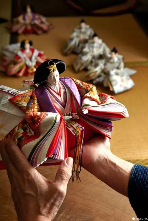 和紙(わし) 、藍染(あいぞ) め、日本人形(にほんにんぎょう) など