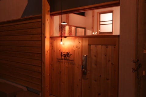 【下书き】通天阁まで徒歩7分!木のぬくもりとリビングバーが魅力的なゲストハウス「LODGING & KIN 」