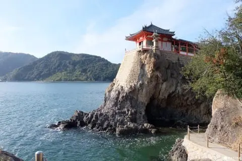 スリルと絶景に息を飲む！瀬戸内海を一望できる「磐台寺(阿伏兎観音